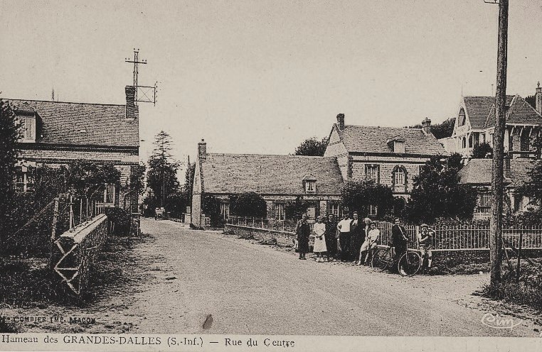 Les Grandes-Dalles, la rue du Centre CPA