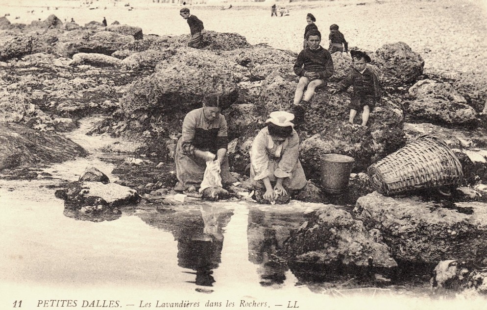 Les Petites-Dalles, les lavandières dans les rochers CPA