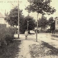L'avenue de la Gare CPA