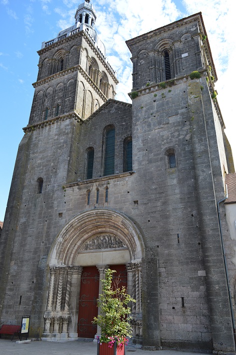 Saulieu (Côte d'Or) La basilique Saint-Andoche