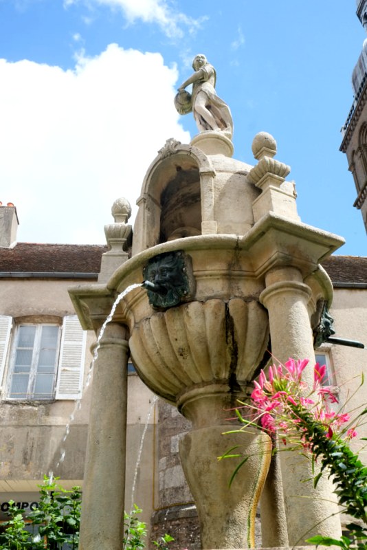 Saulieu (Côte d'Or) La fontaine Caristie