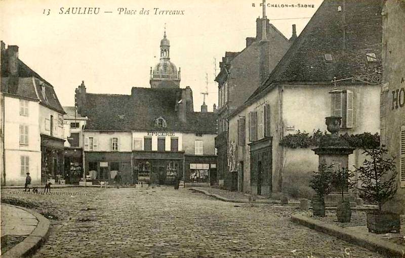 Saulieu (Côte d'Or) La place des Terreaux CPA