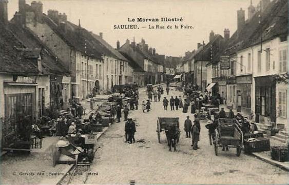 Saulieu (Côte d'Or) La rue de la Foire CPA