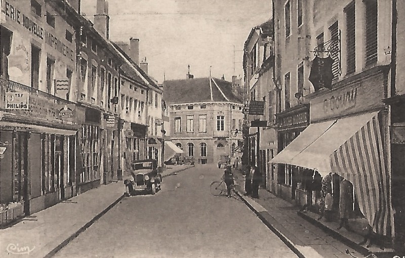 Saulieu (Côte d'Or) La rue du marché CPA