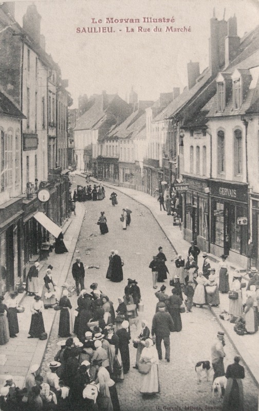 Saulieu (Côte d'Or) La rue du marché CPA