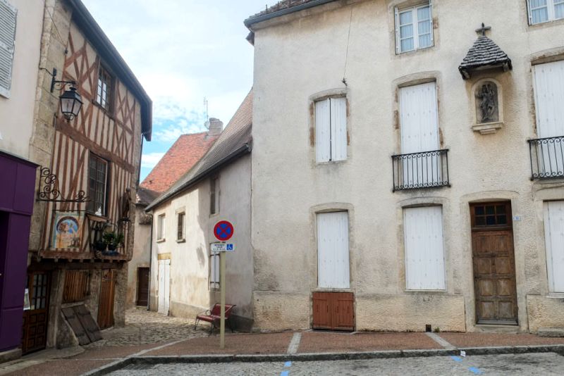 Saulieu (Côte d'Or) La ruelle de la truie qui file