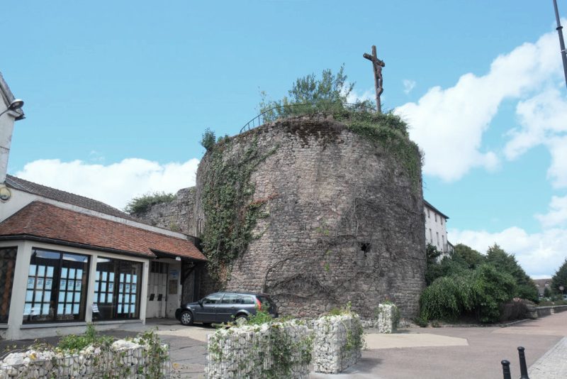 Saulieu (Côte d'Or) La tour d'Auxois