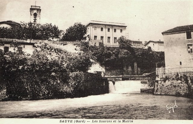Les sources et la mairie (cpa)