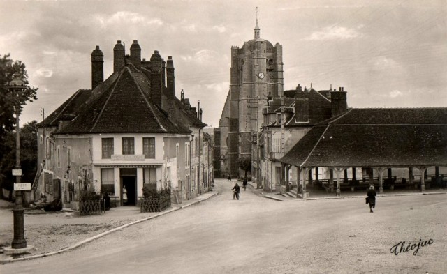 Seignelay (89) La Halle et l'église CPA