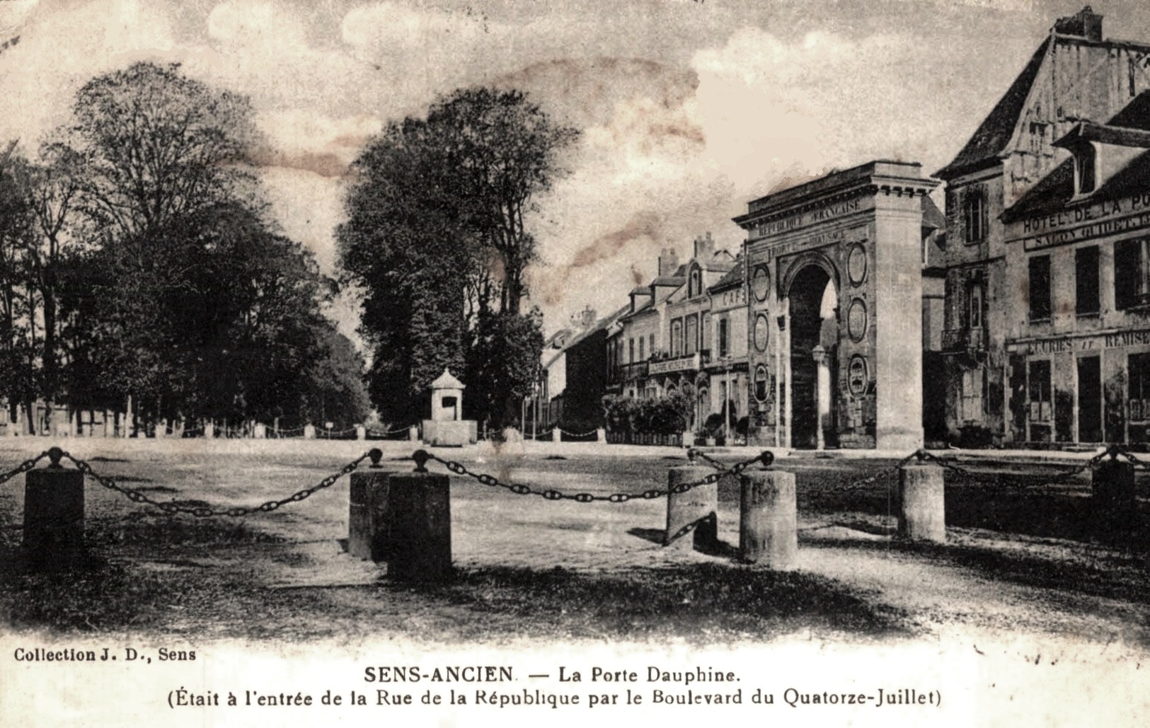 Sens (89) La porte Dauphine CPA