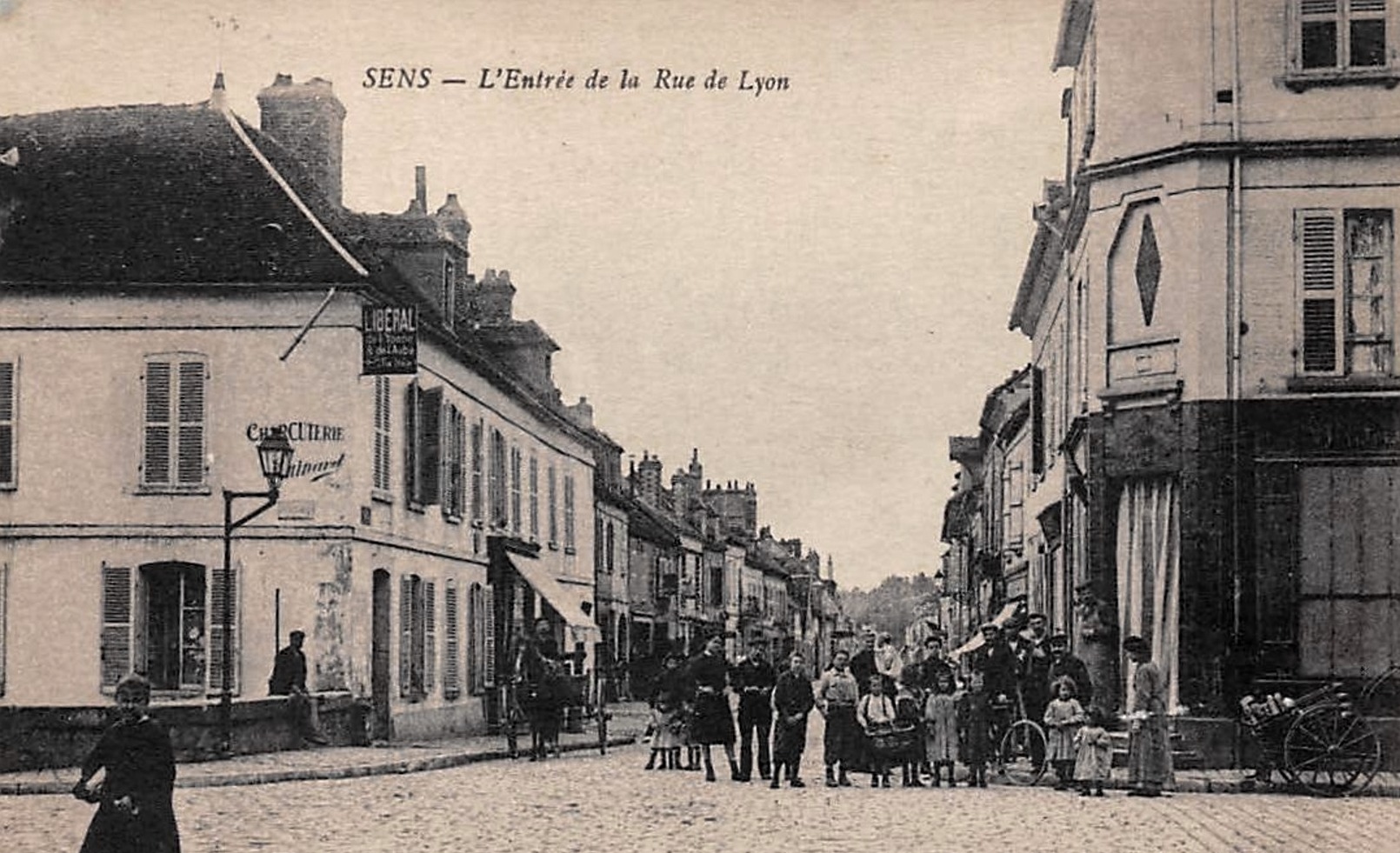 Sens (89) La rue de Lyon CPA