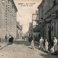 Sens (89) La rue Thénard CPA