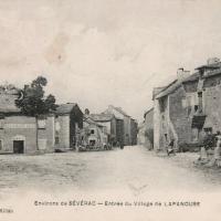 Lapanouse, l'entrée du village (cpa)