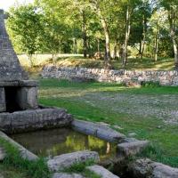Lapanouse, fontaine de Cornuejouls