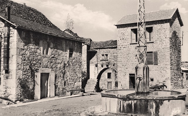 Recoules-Prévinquières, la place du Barry (cpa)