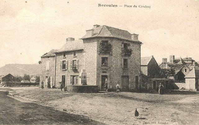 Recoules, la place du Couderc (cpa)