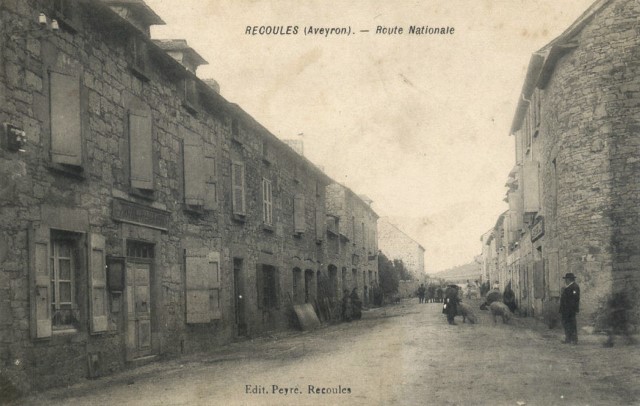 Recoules, la rue Nationale (cpa)