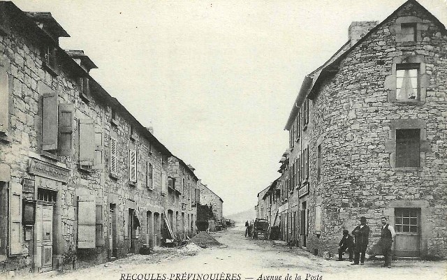 Recoules-Prévinquières, la rue de la Poste (cpa)