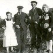 Augustine Isabelle Saillard, son époux et les beaux parents de leur fils André en 1948