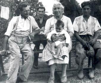 Augustine Isabelle Saillard, son époux et leur petit-fils Alain en 1949