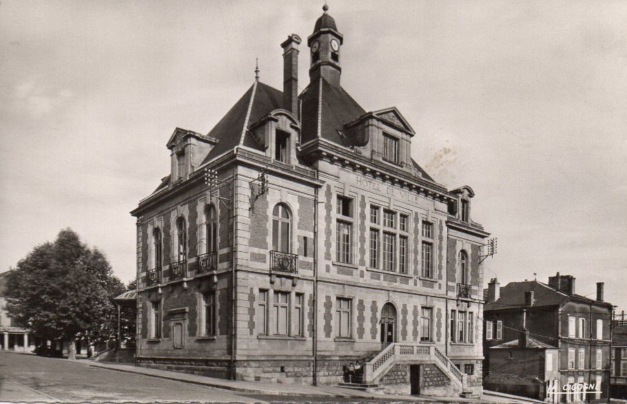 Stenay (Meuse) L'hôtel de ville CPA