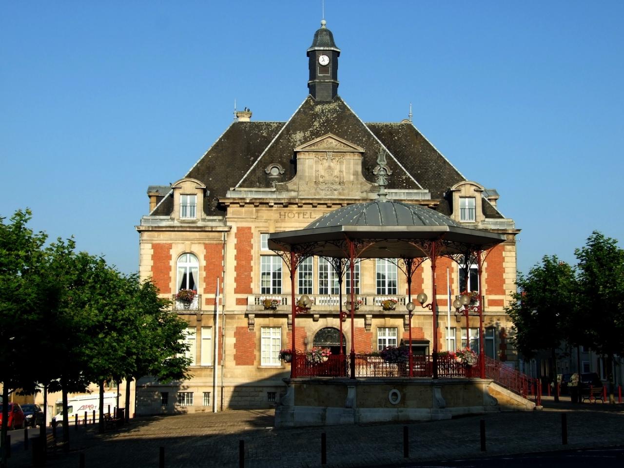 Stenay (Meuse) L'hôtel de ville et le kiosque