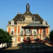 Stenay (Meuse) L'hôtel de ville et le kiosque