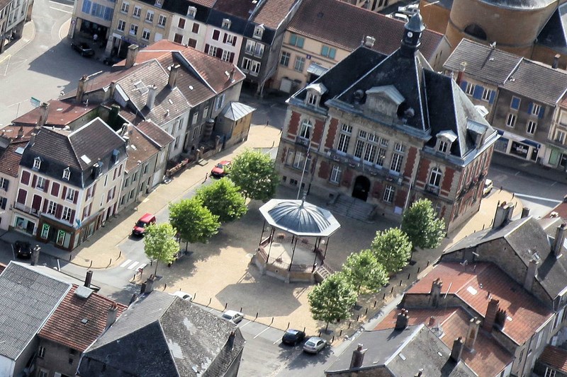 Stenay (Meuse) L'Hôtel de ville et le kiosque