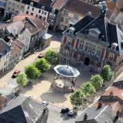 Stenay (Meuse) L'Hôtel de ville et le kiosque
