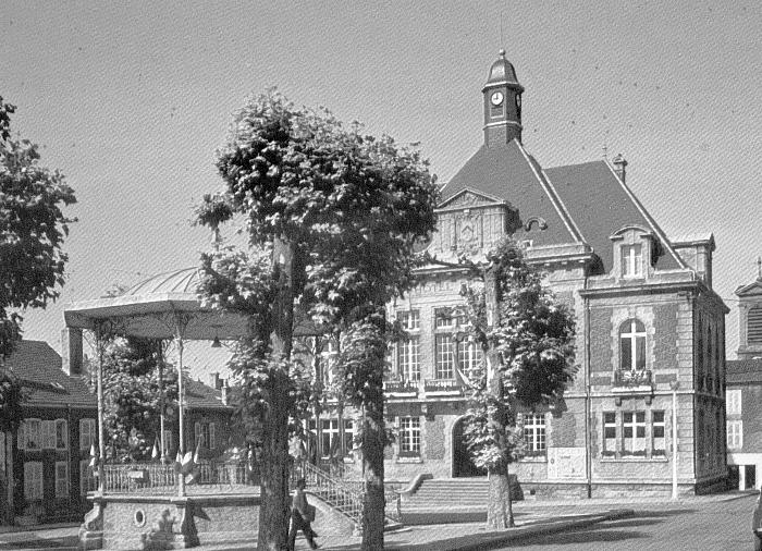 Stenay (Meuse) L'Hôtel de ville et le kiosque CPA