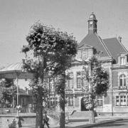 Stenay (Meuse) L'Hôtel de ville et le kiosque CPA