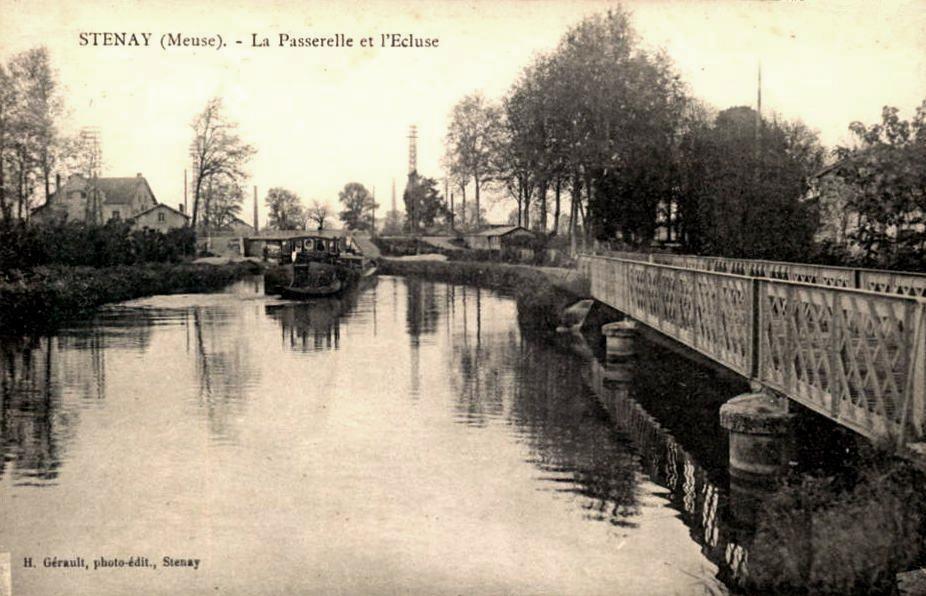 Stenay (Meuse) La passerelle et l'écluse CPA