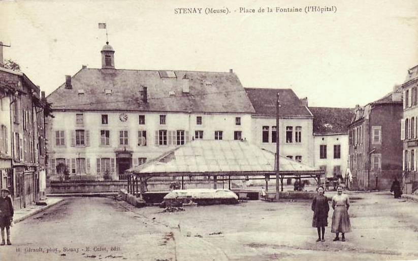 Stenay (Meuse) La place de la fontaine CPA