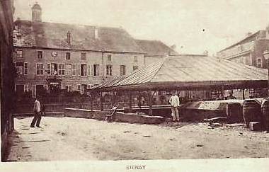 Stenay (Meuse) La place de la fontaine CPA