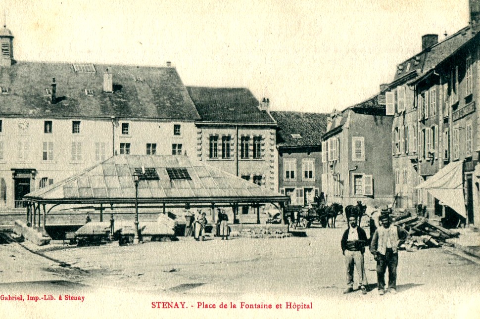 Stenay (Meuse) La place de la fontaine CPA