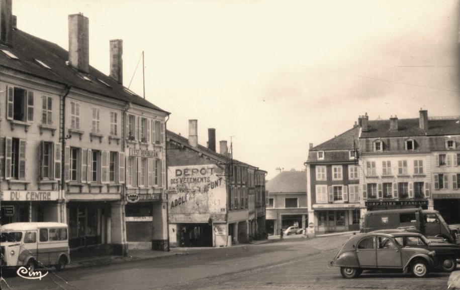 Stenay (Meuse) La place de la République CPA