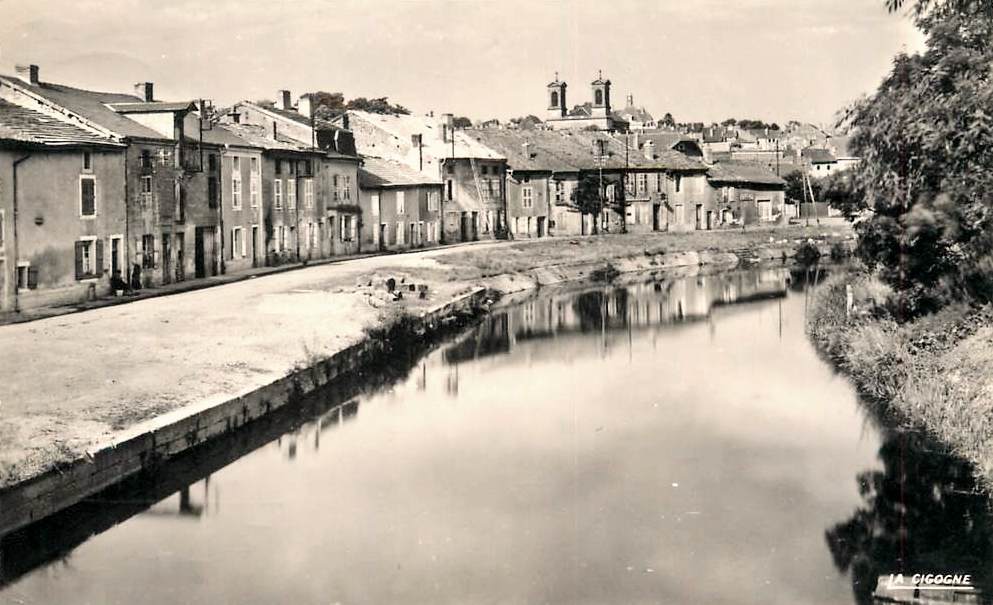 Stenay (Meuse) La rue du Port CPA