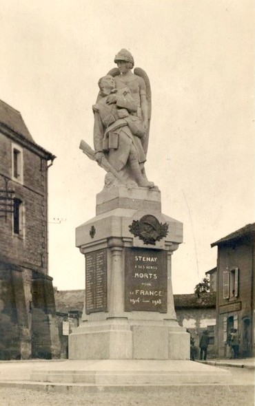 Stenay (Meuse) Le monument aux morts CPA