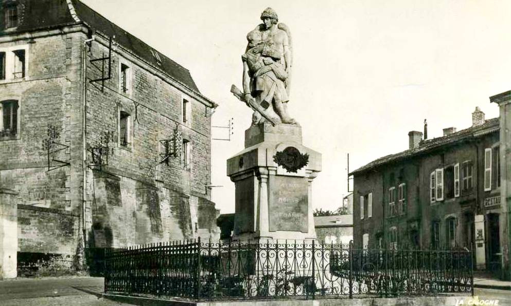 Stenay (Meuse) Le monument aux morts CPA