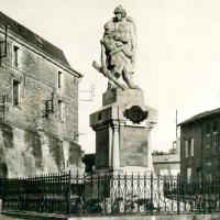 Stenay (Meuse) Le monument aux morts CPA
