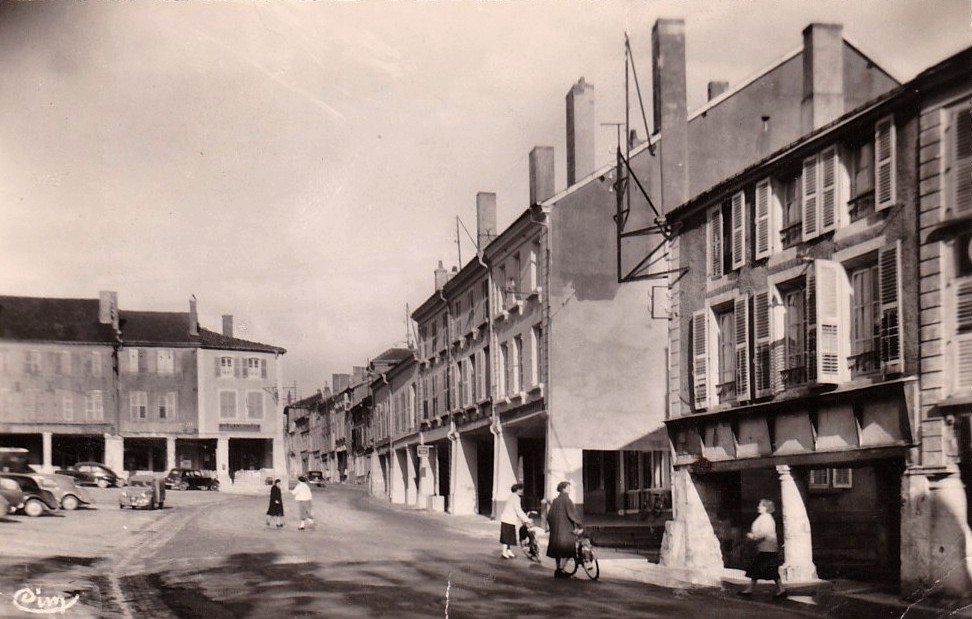 Stenay (Meuse) Les arcades CPA