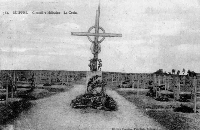 Suippes 51 la croix du cimetiere militaire cpa