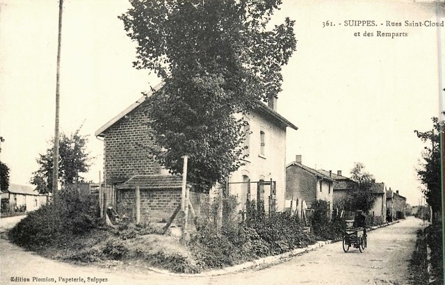 Suippes 51 la rue saint cloud et des remparts cpa