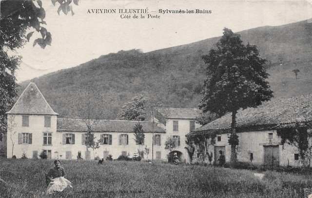 A côté de la Poste (cpa)