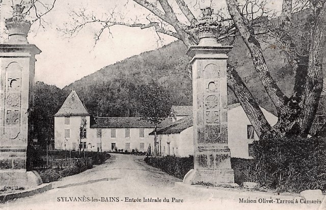 L' entrée du parc (cpa)
