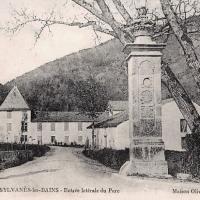 L' entrée du parc (cpa)