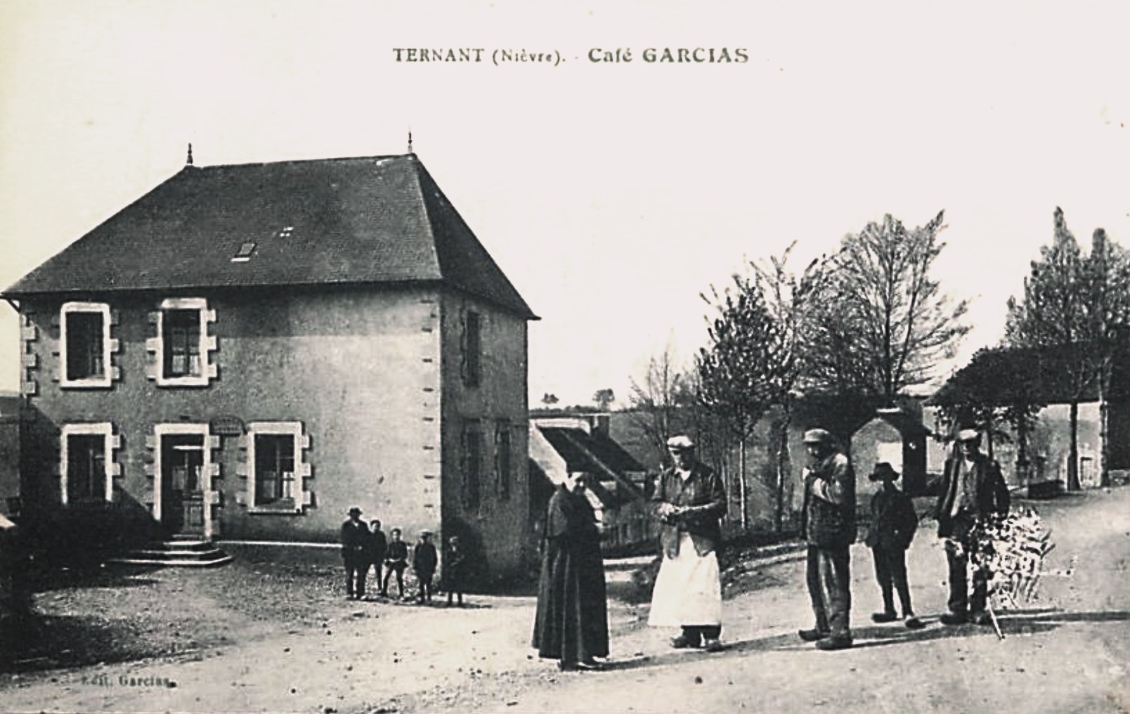 Ternant (Nièvre) Le café Garcias CPA