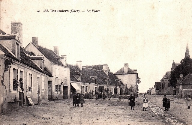 Thaumiers (18) La place CPA