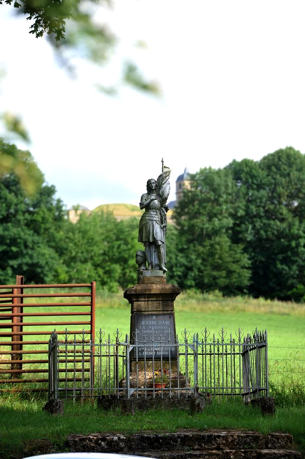 Thonne-les-Prés (Meuse) La statue de Jeanne d'Arc