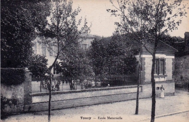 Toucy (89) L'école maternelle CPA